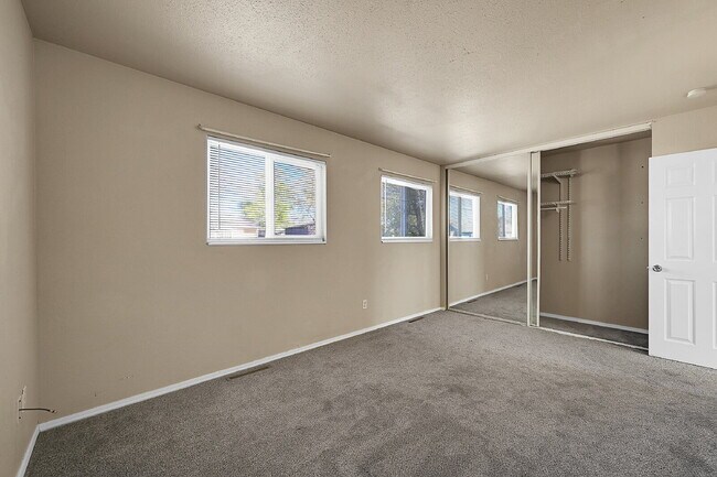 Building Photo - $1,900.00, 3-bed, 2-bath located in Colora...