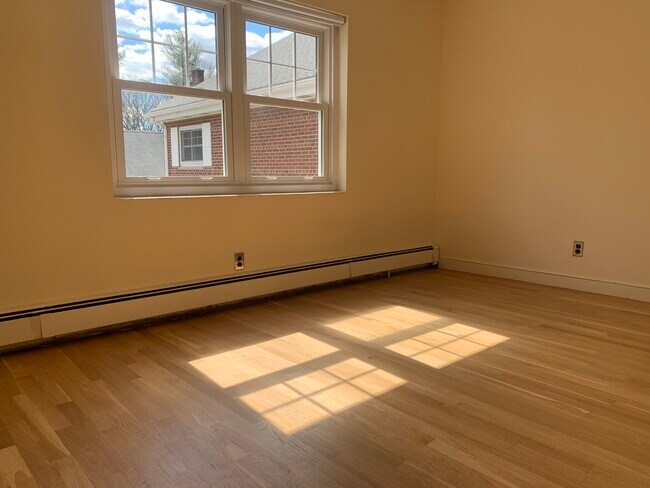 Building Photo - 145 Emerson Gardens Rd