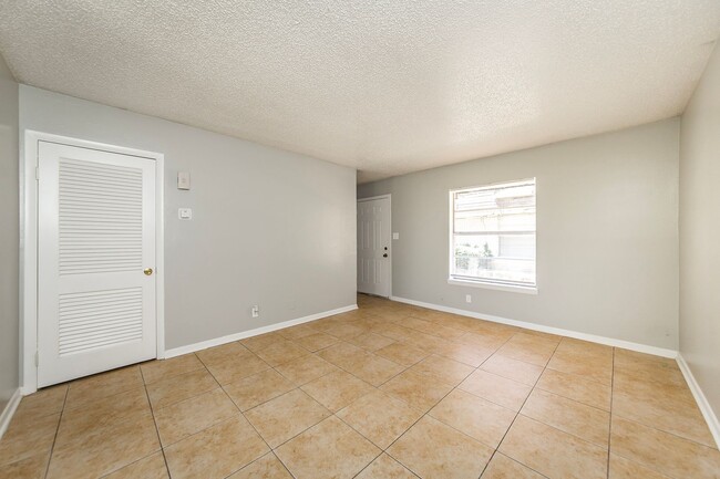 Building Photo - 2 Bedroom Apt. in Prime Location - Newly R...