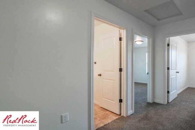 Building Photo - 3 Bedroom & 2.5 Bathroom & Dog Friendly!