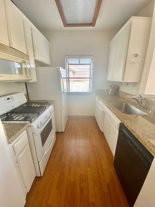 Building Photo - Thousand Oaks- Three Bedroom Condo