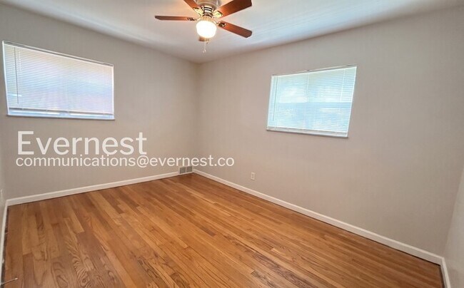 Building Photo - 3 Bed / 1 Bath / Vouchers Accepted / Available Now!