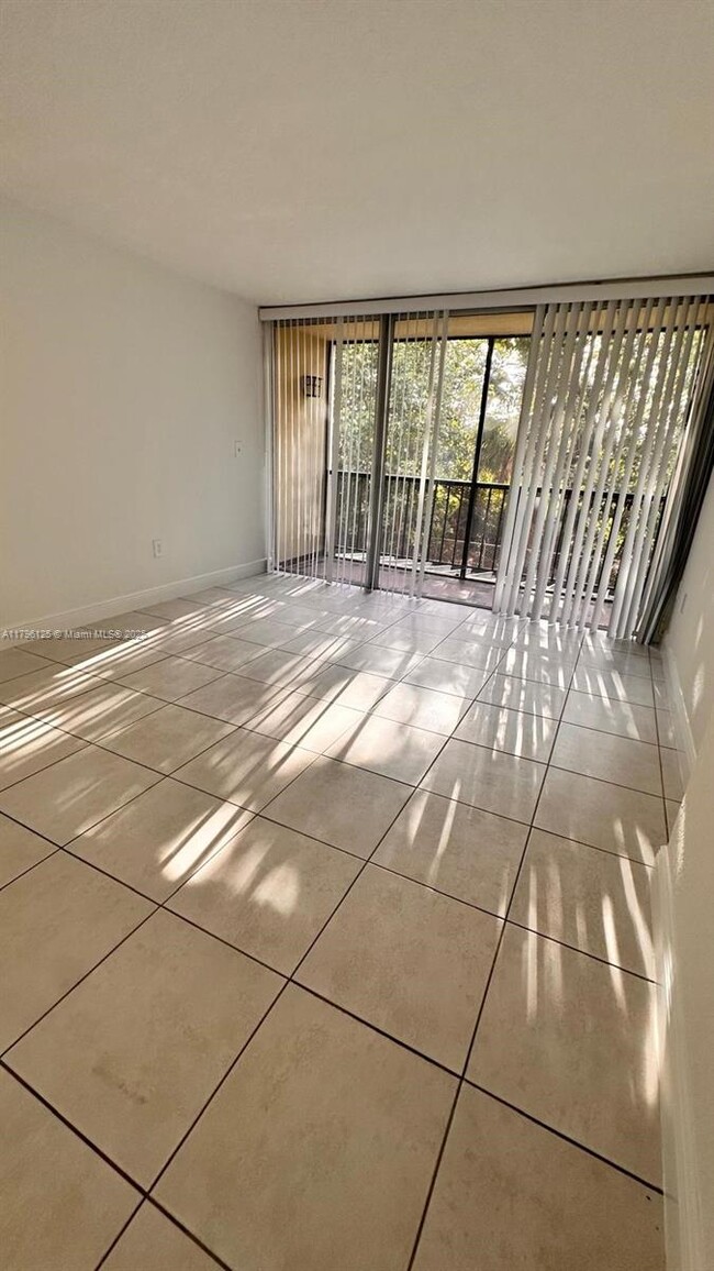 Building Photo - 8870 Fontainebleau Blvd
