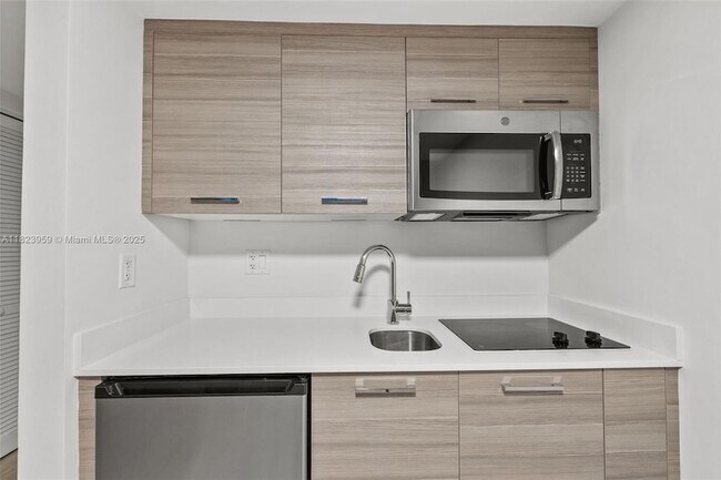 Building Photo - 1756 N Bayshore Dr