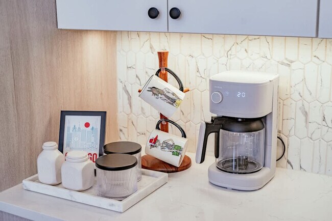 Building Photo - 1954 W North Ave