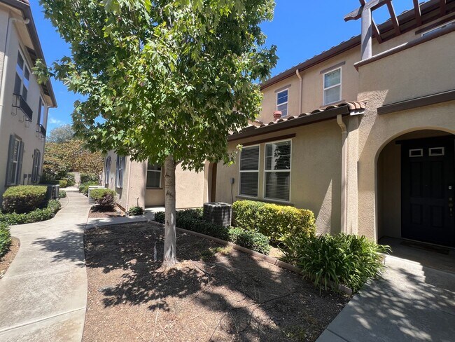 Building Photo - 3 Bd, 2.5 Ba Condo in Elk Grove