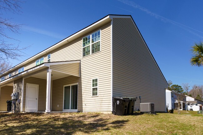 Building Photo - Three Bedroom Townhome