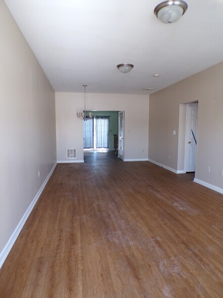 Living room - 2022 Mercer Way