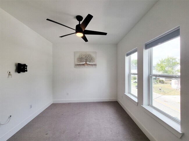 Building Photo - 5019 Creekmont Dr