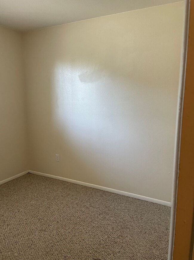 Building Photo - STUDENTS WELCOME! 3 Bed 1.5 Bath Home in great location West Ft Collins w/ Garage and Fenced Yard