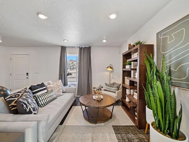 Building Photo - 3 Bed Townhome- PET FRIENDLY!