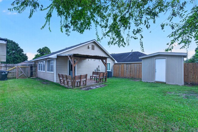 Building Photo - 3922 Pintan Ln