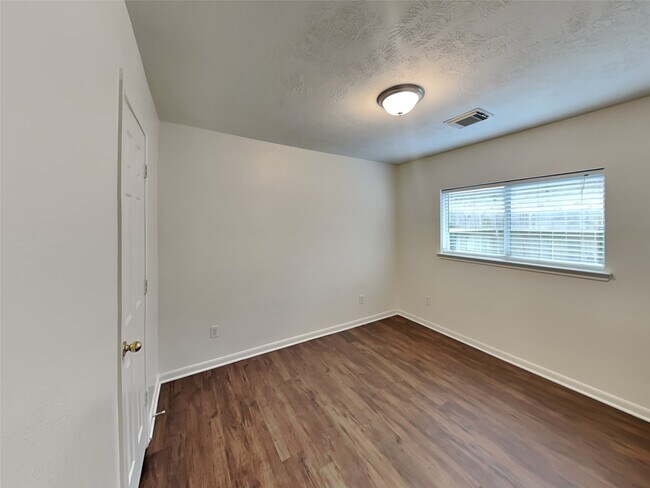 Building Photo - 409 Mystic Glen Loop