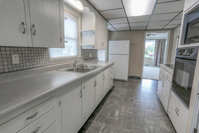 Kitchen - 3919 Creston Ave