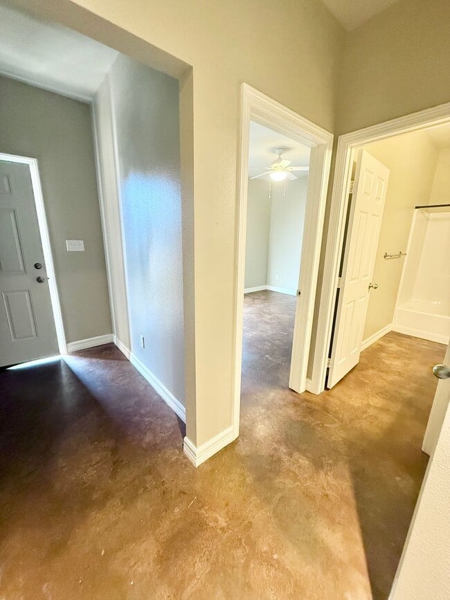 Building Photo - Spacious 3-bed/2-bath with Garage!