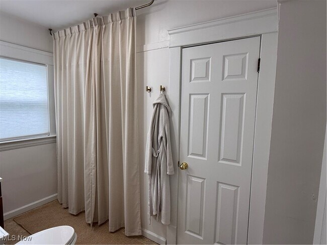 Building Photo - 1320 W 108th St