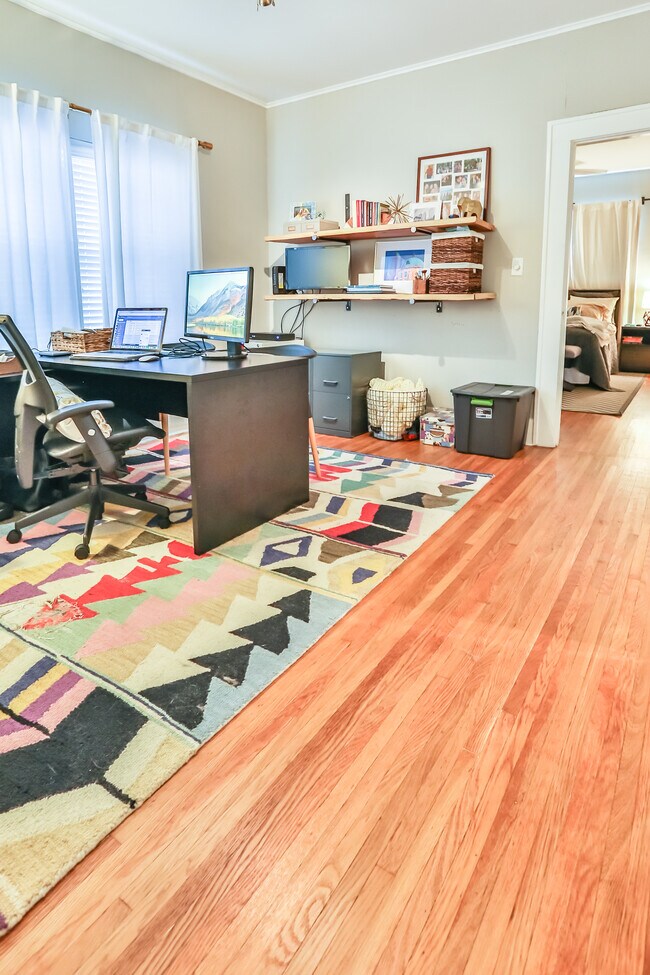 Building Photo - 1124 S Newport Ave