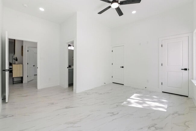 Building Photo - 418 Bedford Dr