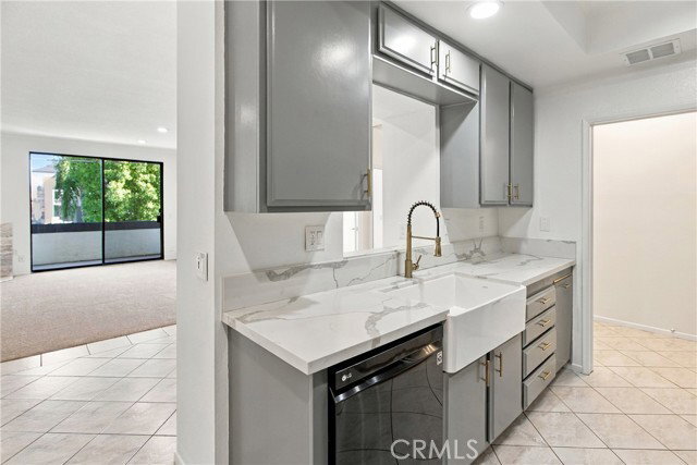 Building Photo - 14115 Moorpark St
