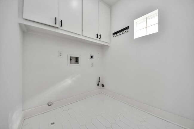 Building Photo - 5710 Cornish St