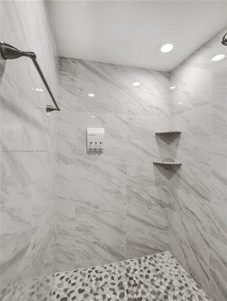 Building Photo - 2500 NE 19th St