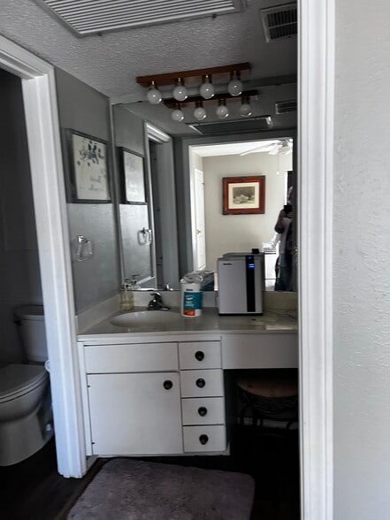 Building Photo - 1108 W Plato Rd