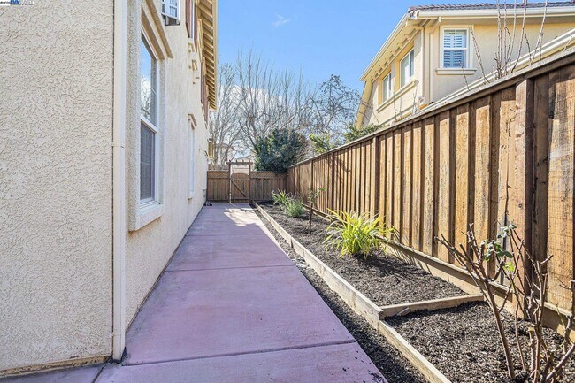 Building Photo - 463 W Felicidad Ave
