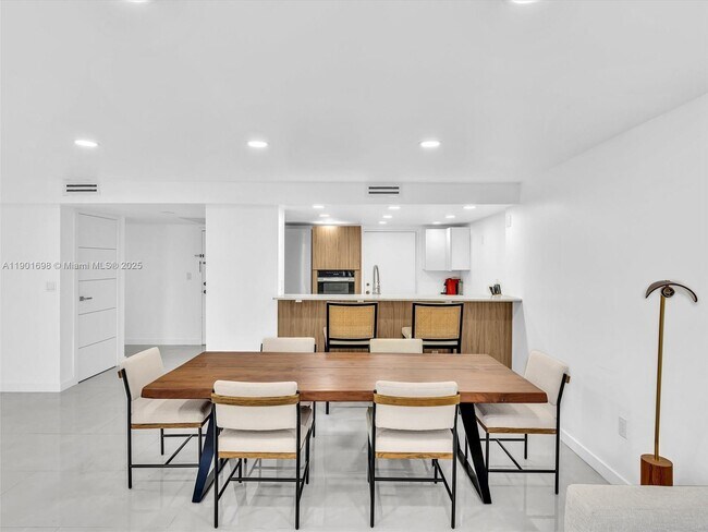 Building Photo - 10000 W Bay Harbor Dr