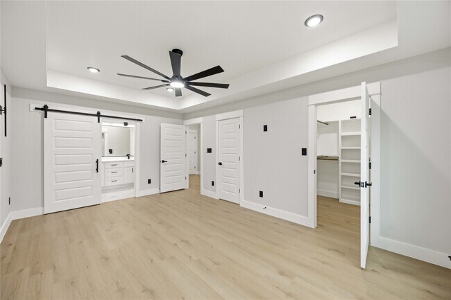 Building Photo - 8013 Moon Beam St
