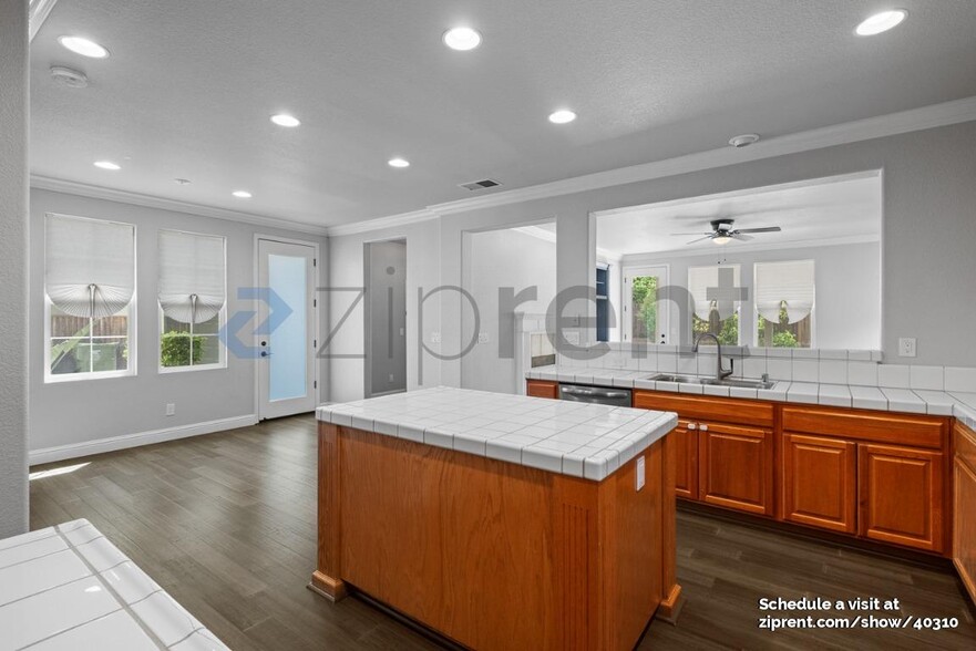 Building Photo - 2862 Safford Ave