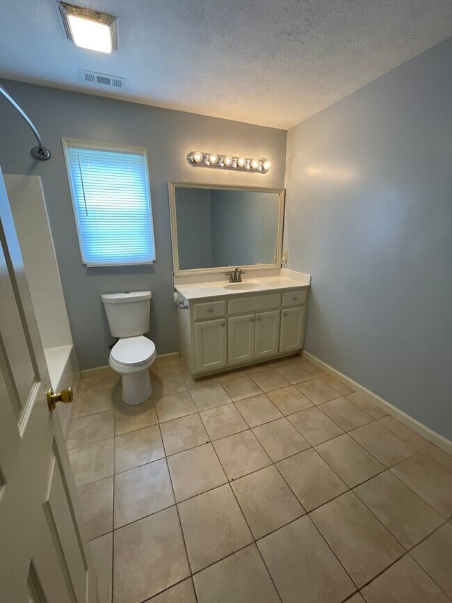 Building Photo - Charming Home in Havelock