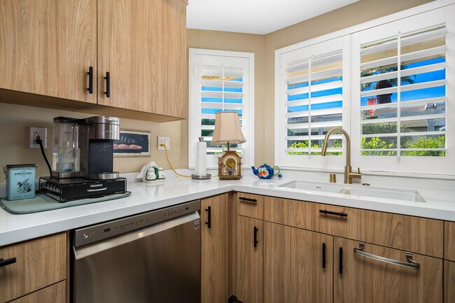 Building Photo - 255 Vía Rengo