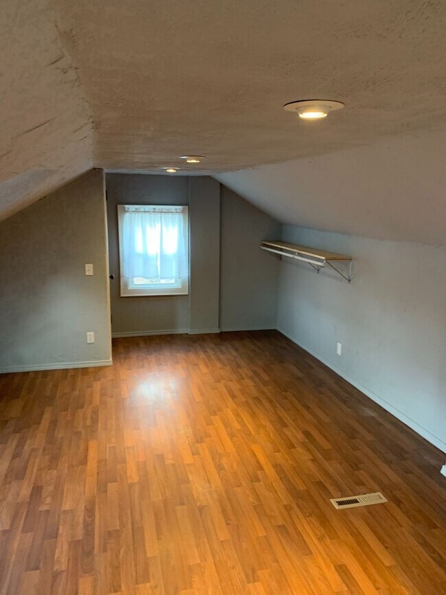 Building Photo - 2 Bedrooms  & 1 Bathroom - West side of Barberton