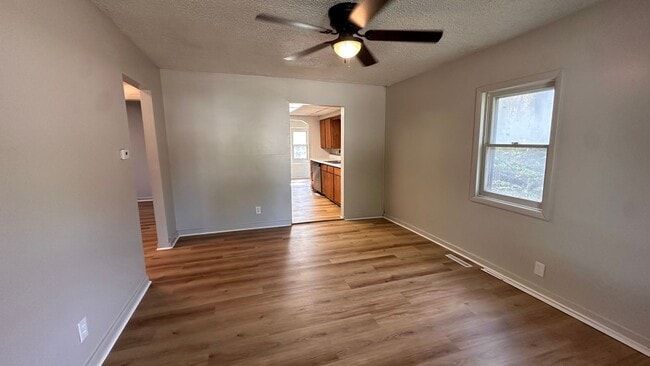 Building Photo - $1050 - 3 bed 1 bath - Single Family Home ...