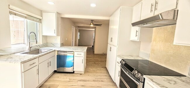 Building Photo - Gorgeous Remodeled 3bed 3bath 2 car garage...