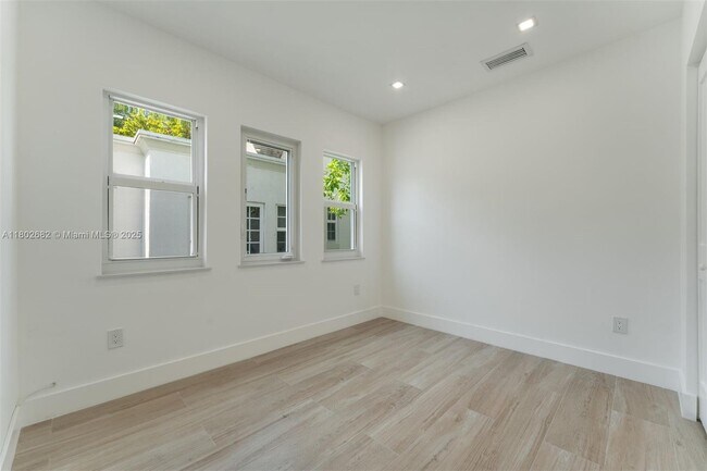 Building Photo - 3125 Paola Dr