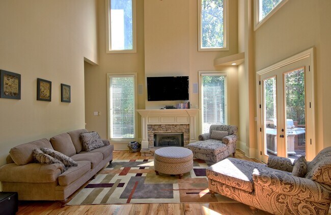 Building Photo - 335 Birkdale Dr
