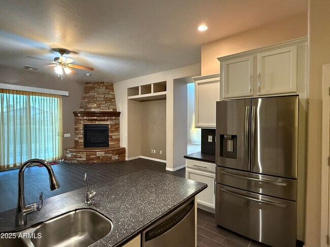 Building Photo - 642 E Torrey Pines Pl