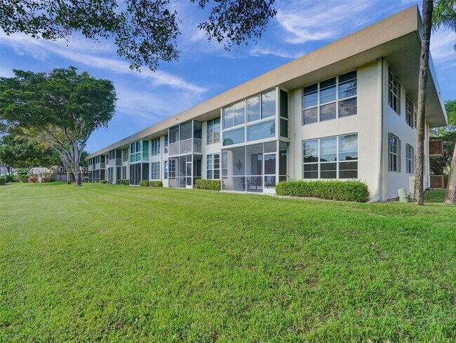 Building Photo - 3700 Oaks Clubhouse Dr