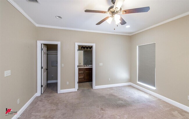 Building Photo - Villaggio Townhouse