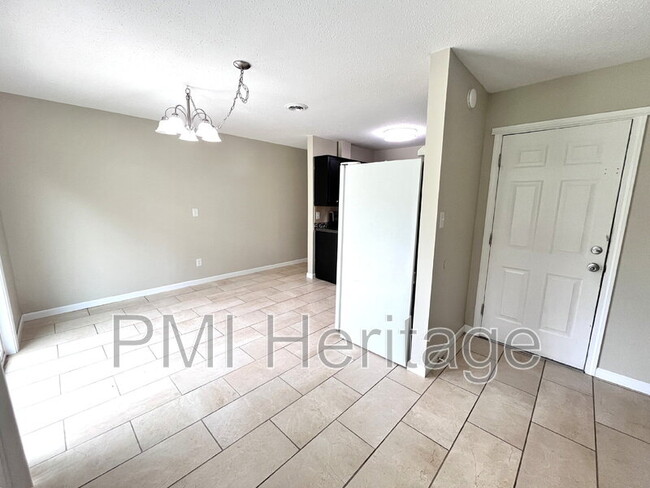 Building Photo - 2100 Cottonwood Pl