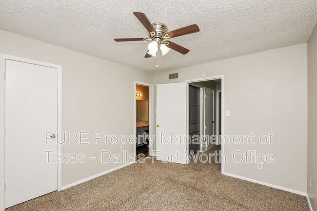Building Photo - 1128 Highbush Dr