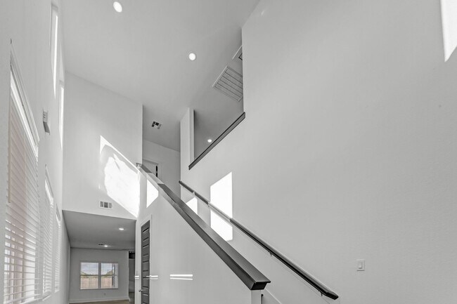 Building Photo - MOVE IN SPECIALS
