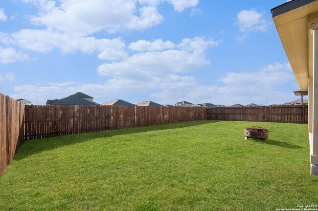 Building Photo - 511 Diamond Shls