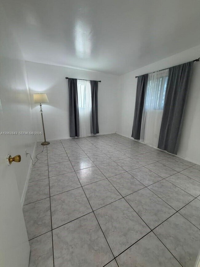 Building Photo - 415 SW 16th Ct