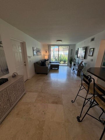 Building Photo - 1205 Villa Cir