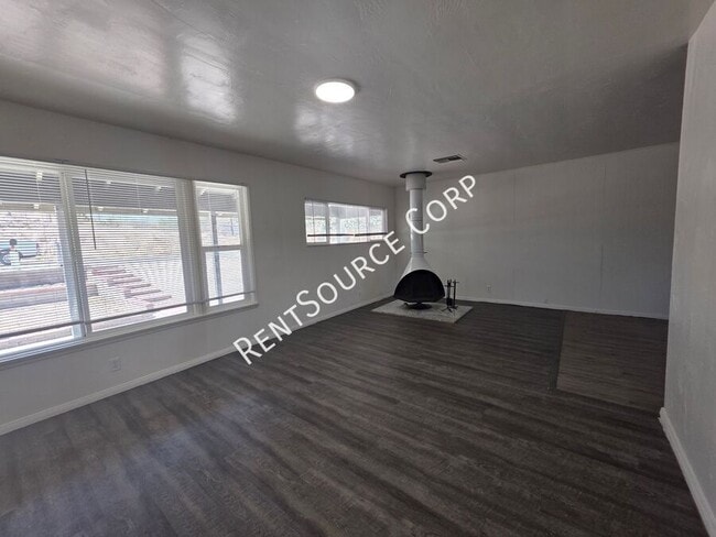 Building Photo - 671 Flora St