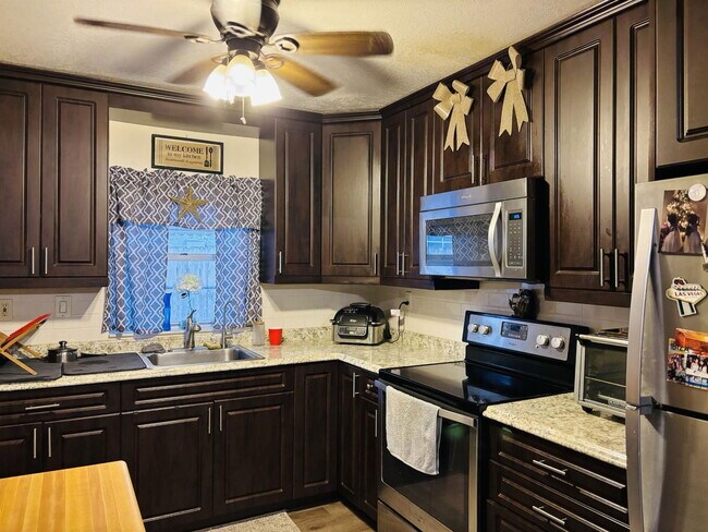 Building Photo - 1010 SW 83rd Ave