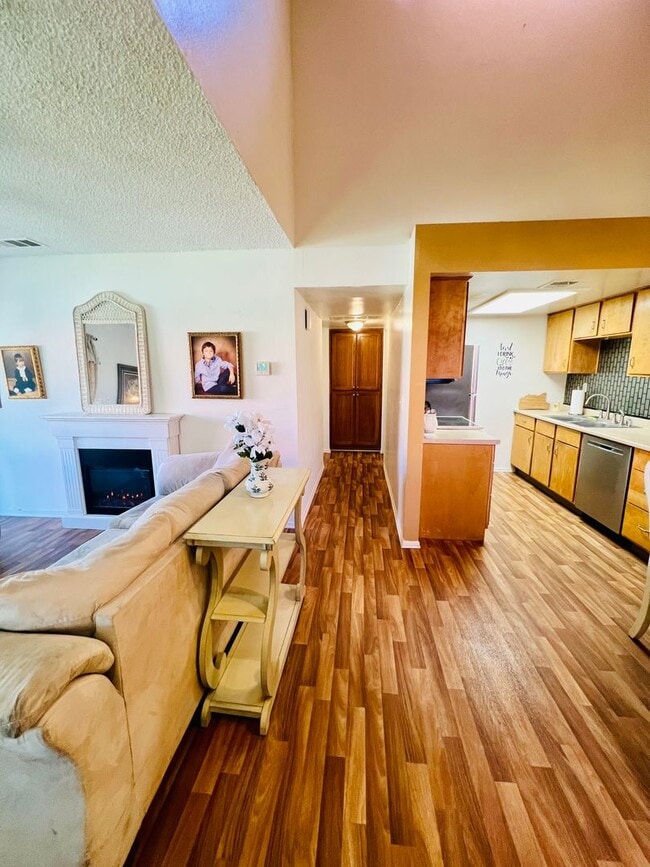 Building Photo - Inviting Gated Community Townhome—Jess Ran...