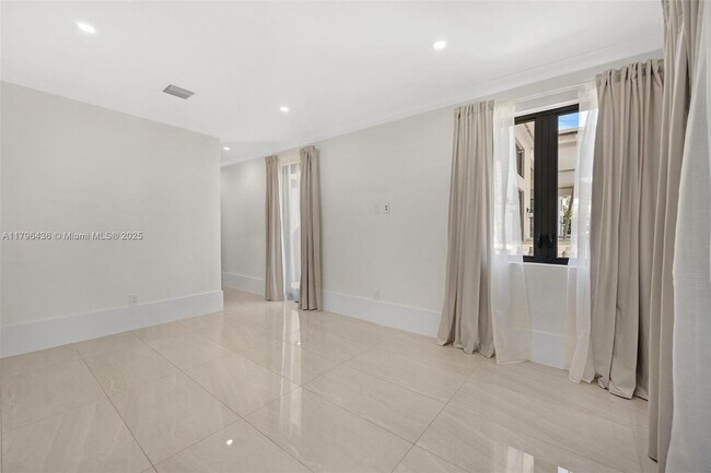 Building Photo - 8112 Los Pinos Cir